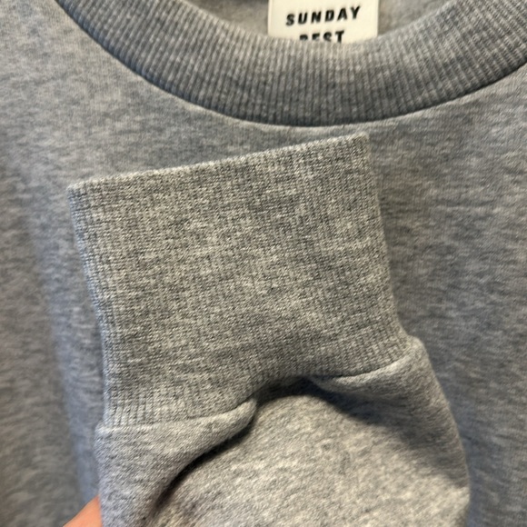 Aritzia Sunday Best cropped crew sweatshirt - Picture 4 of 4